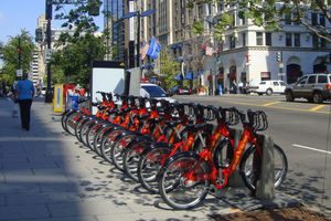 Many cities have functioning bike share programs to help people get around the cities faster, save money and reduce pollution than driving a car. Now, bike share has potential to come to Iowa State and give students the option of getting to these places faster and with less pollution. (Photo courtesy of Wikimedia Commons)