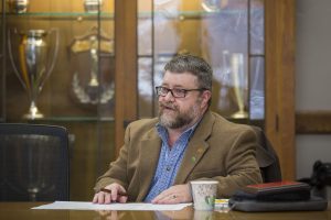 Freeman leads his last faculty senate meeting. (Christopher Gannon/Iowa State University)