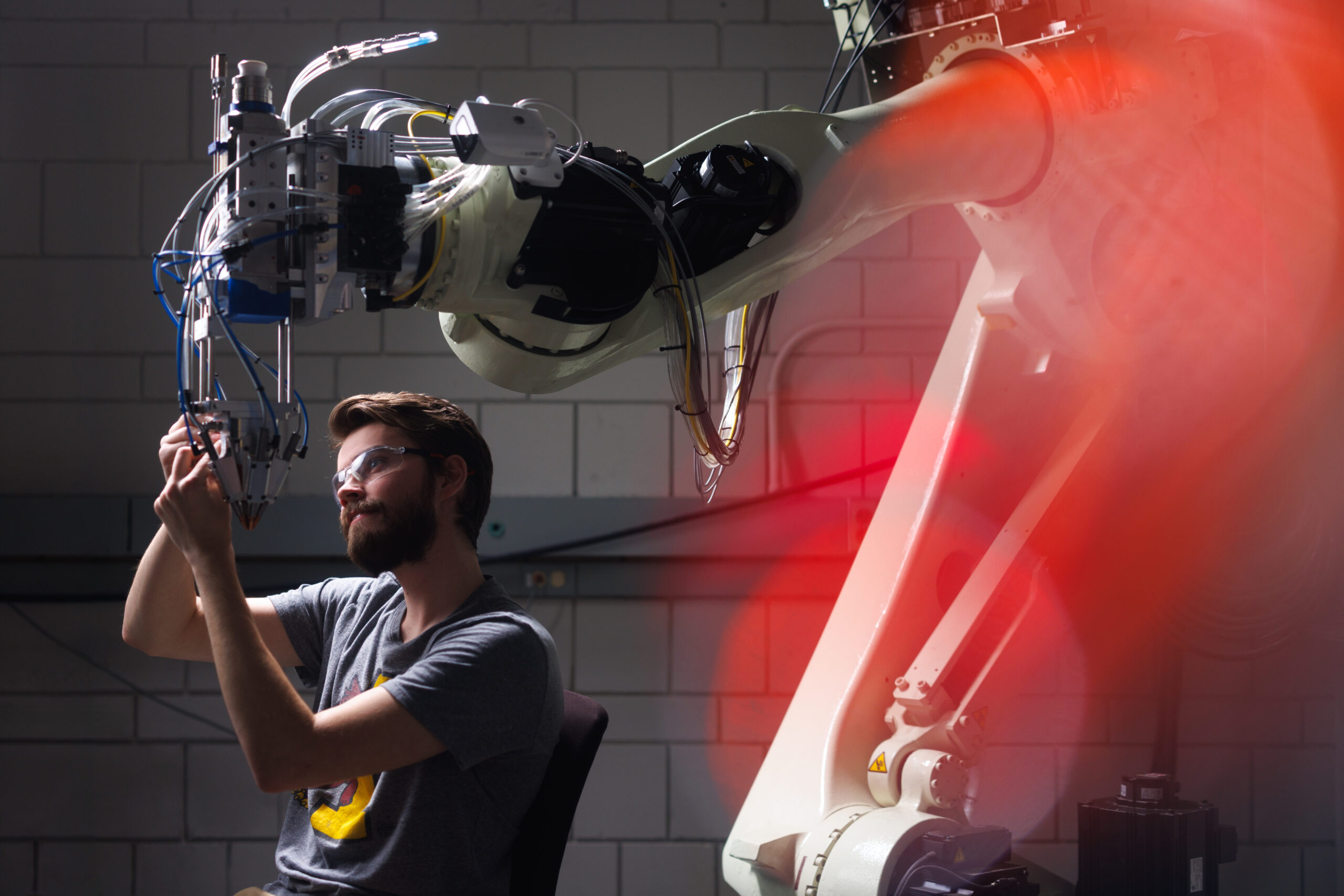 Walter Glockner works wtih robotic arm in laboratory.